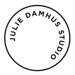 Julie Damhus Studio, Mørke åbningstider