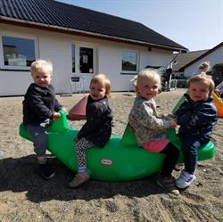 Landsbyhaven - privat pasningsordning., Vrå åbningstider